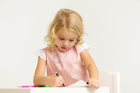 一个小女孩在桌子上画画学校教育活动蜡笔幼儿园童年幸福铅笔快乐艺术图片