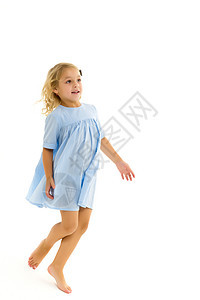 在房间里跑来跑去的可爱小女孩 儿童游戏c童年太阳海滩草地幸福女性女孩裙子喜悦青年图片