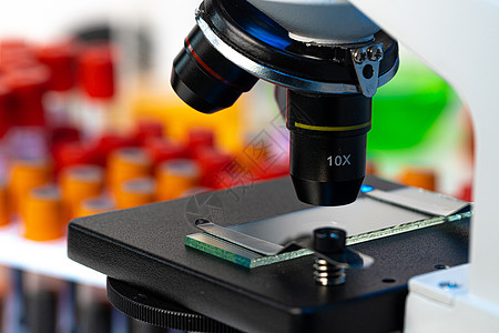 检查玻璃样品的显微镜镜头近照照片放大镜金属科学药品技术盘子实验化学微生物学生物学图片