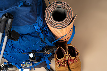 蓝背包和徒步靴 山地装备合上皮革靴子高架生活木头探险家项目运动齿轮桌子图片