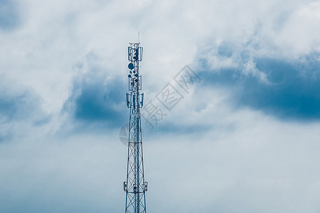 在蓝色云层和云雾的天空背景下 手机塔电讯天马星图片