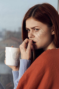 妇女在家用格子休息时 在靠近窗户的窗边有热辣女人咖啡杯子女性女士女孩思维闲暇假期图片