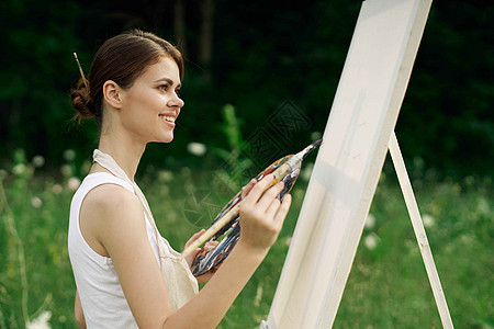 户外妇女画图片景观业余爱好创作森林艺术家画家画架学生微笑创造力女孩艺术青少年图片