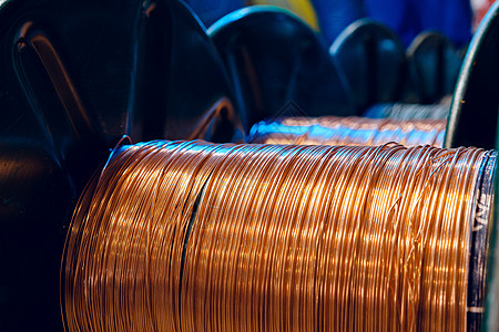 生产铜线 在工厂的钢丝里装有电缆 有线厂金属高压车轮工程力量工具缠绕黄铜螺旋宏观图片