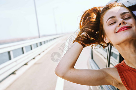 快乐愉快的女子旅行旅行假期性驾驶家庭冒险汽车女孩游客乐趣太阳镜自由车辆图片