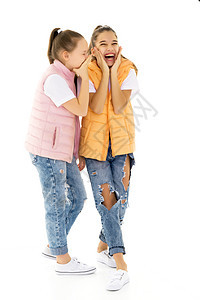 两个快乐的小女孩在彼此耳边 分享着秘密白色朋友讲话女孩谣言耳朵八卦惊喜女孩们耳语图片