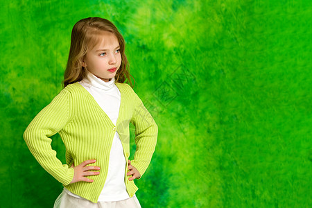 绿色裙子小仙子剪切 绿色背景画像 一个美丽的小G的绿色背景肖像裙子工作室女性女士孩子乐趣女孩童年快乐幸福背景