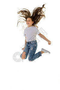 这个小女孩跳起来很有意思 心情好 暑假这个概念乐趣牛仔裤运动姿势微笑幸福白色行动孩子童年图片