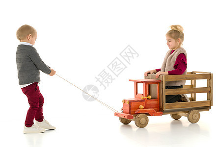 哥哥和姐姐在玩玩具车呢婴儿托儿所建筑家庭孩子学校孩子们幼儿园喜悦朋友们图片