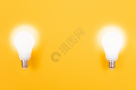 黄色背景上的节电灯光活力力量解决方案灯泡节能图片