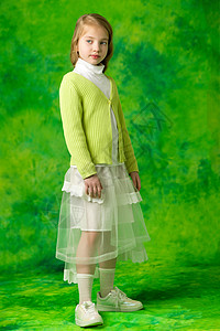 绿色裙子小仙子特写 一个美丽的小女孩的绿色背景肖像画乐趣女儿女孩青年微笑女士孩子工作室快乐童年背景