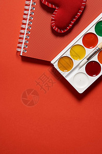 红色背景上的水彩颜料绘画艺术用品工作刷子染料画笔爱好艺术家蓝色教育工艺画家图片