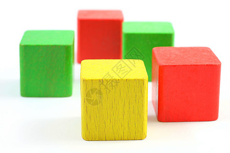 白色背景上隔离的木制玩具区块红色立方体木头游戏操场正方形幼儿园童年绿色教育图片