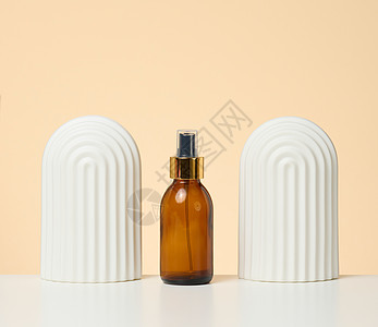 白色背景上喷雾的棕色玻璃瓶 化妆品 SPA 品牌模型图片