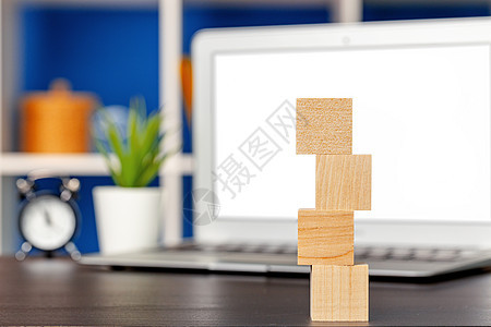在办公室工作表上装有您设计复制空间的空白木板立方体积木木头创造力动机桌子概念职场图片