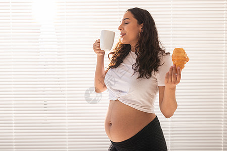 孕妇吃羊角面包和喝咖啡 怀孕和产假 复制间距 100饮食糕点父母营养孩子房间母性婴儿母亲享受图片