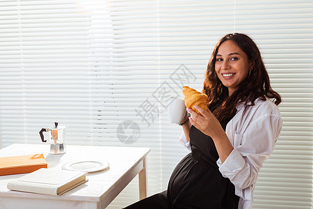 孕妇吃早饭 怀孕和产假妇女休早餐饮食食物幸福女性母性肚子房间母亲微笑糕点图片