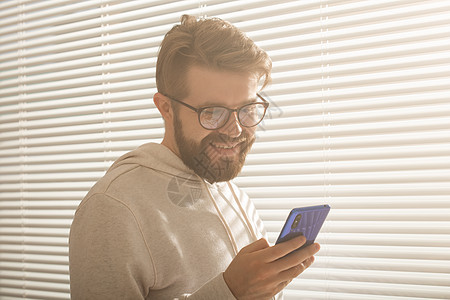 在家或办公室使用手机的快乐男子电话上网男人闲暇人士细胞检查成人短信互联网图片