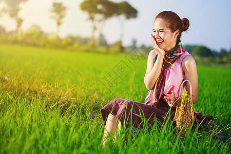 参加大米的幸福农妇在泰国提出诉状女孩植物农场场景喜悦乐趣微笑旅行收成成人图片