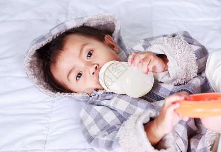 婴儿和婴儿在床上喝瓶装牛奶女性食物孩子喜悦童年夹克苗圃瓶子女孩塑料图片