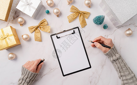 顶视图手在一张白纸上写下新年目标决议或购物清单 模拟设计白色战略解决方案笔记本商业记事本工作动机桌子假期图片