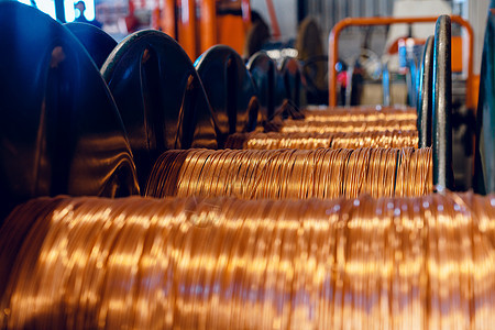 生产铜线 在工厂的钢丝里装有电缆 有线厂焊接硬件机器金属卷轴螺旋商业车轮黄铜活力图片