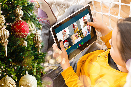 虚拟圣诞会议团队远程办公 家庭视频通话远程会议计算机网络摄像头屏幕视图 不同的肖像头像在他们的家庭办公室工作 在线欢乐时光派对团图片