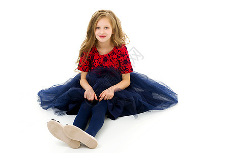 时尚图勒服装金发女孩坐在地板上衣服喜悦情感薄纱童年快乐地面娱乐卷曲微笑图片