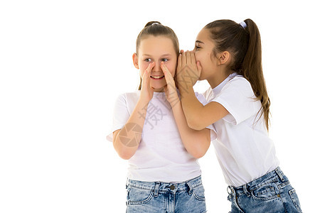 两个快乐的小女孩在彼此耳边 分享着秘密孩子们八卦谣言朋友乐趣女孩们女性孩子姐姐讲话图片