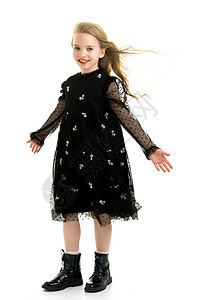 一个美丽的小女孩站在风中 她的头发和衣服女儿孩子幸福微笑喜悦阳光快乐乐趣女性童年图片