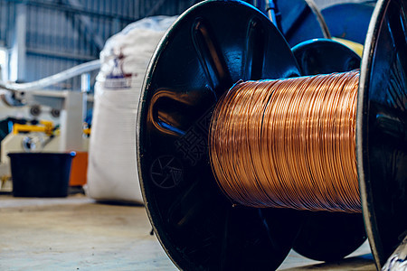 生产铜线 在工厂的钢丝里装有电缆 有线厂卷轴活力宏观线圈电工高压工程工具金属工作图片