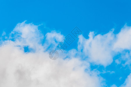 蓝天背景下的大白云大气和空气图片