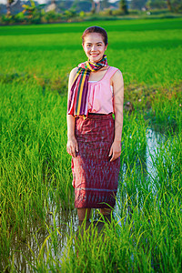 绿稻田中美丽的农妇提交日落女性微笑场地食物国家园丁收成文化谷物图片