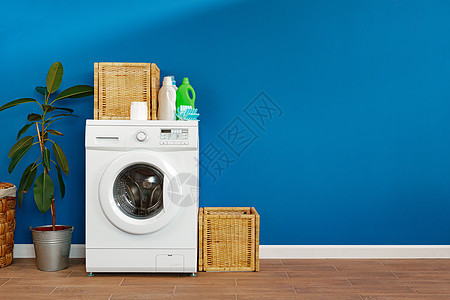 洗衣房 关上洗衣机房间浴室烘干机卫生工作家务织物亚麻公用事业篮子图片