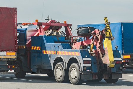 公路故障或交通事故后拖车运输拖车 以提供牵引服务图片