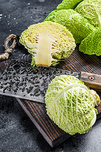 剪切板上新鲜 健康的蓝菜卷心菜 黑色背景 最佳视图图片