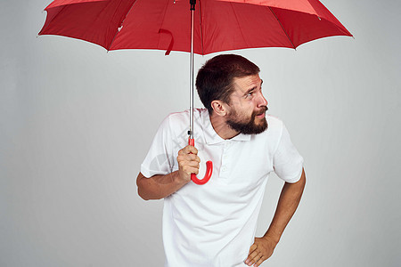 快乐的男子和红色伞式保护生活方式头发白衬衫微笑经理工人棕色套装男性高架安全图片