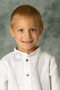 小男孩笑了 肖像 特写快乐孩子情感欢乐牙齿衬衫工作室乐趣幸福青年图片