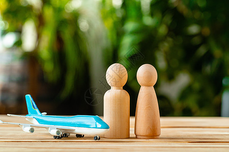 家庭旅行和休假概念 家用和玩具飞机木制数字蜜月夫妻运输乘客女士旅游塑料航班喷射塑像图片