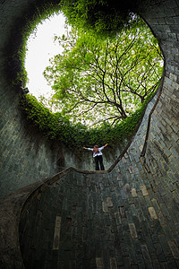 在新加坡坎宁堡公园的地下十字路口 妇女举手活力穿越幸福环境隧道女士旅游快乐上帝楼梯图片
