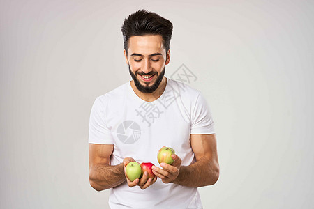 白T恤苹果中长着胡子的男子 手持健康食品绿色水果微笑成人幸福男性食物爆炸饮食黑发图片