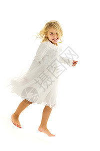在房间里跑来跑去的可爱小女孩 儿童游戏c草地跑步太阳孩子快乐闲暇女孩童年裙子喜悦图片