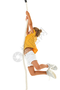 一个小女孩用手抓住绳子 挥舞着绳子乐趣绳索跳跃童年喜悦跳绳闲暇幸福运动活力图片