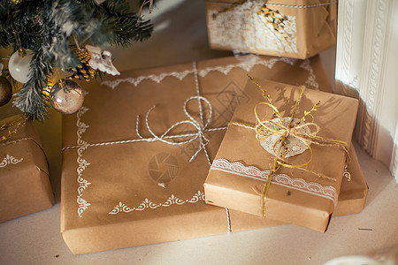 金色圣诞装饰品 内容丰富精细 成分美极了枞树惊喜包装木头丝带新年礼物桌子圣诞礼物风格图片