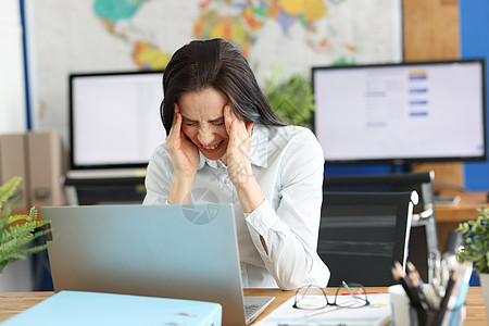 办公室里有一个女人头痛 有个女人头疼挫折情感商业紧张疾病发烧痛苦压力偏头痛女性图片