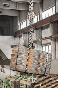 一个工业企业车间中带有钩子和连锁运输链的高架起重吊车 加固了钢铁结构图片