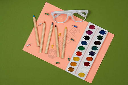 水彩画铅笔绘画爱好艺术设计画笔调色板水彩工作学校画家教育蓝色工具管子图片