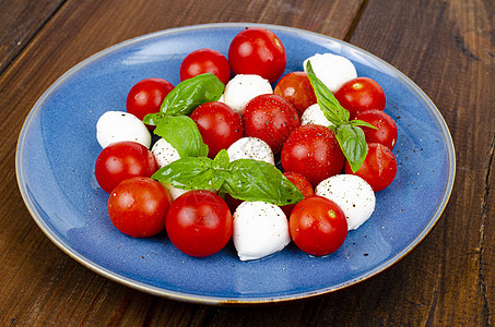 美味的意大利羊毛沙拉 配有巴西尔 马扎里拉和樱桃番茄饮食小吃牛奶食物烹饪奶制品盘子午餐奶牛叶子图片