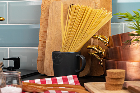 厨房柜台的干意大利面和炊事用具木头美食餐厅食物饮食食谱烹饪面条小麦面粉图片