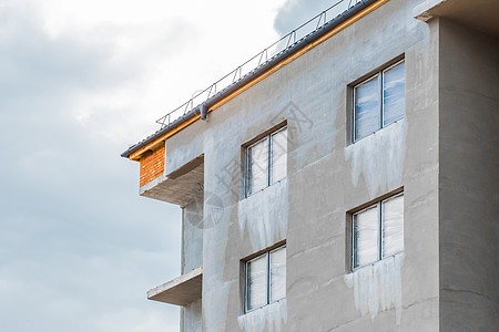 水泥水泥外墙 有正在建造的建筑工地上一座新的现代化城市房屋窗窗面财产职业脚手架商业房子工程师建设者住房安全帽工人图片